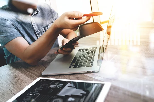 Empresário mão tocando mesa digital.Foto gerente de finanças w — Fotografia de Stock