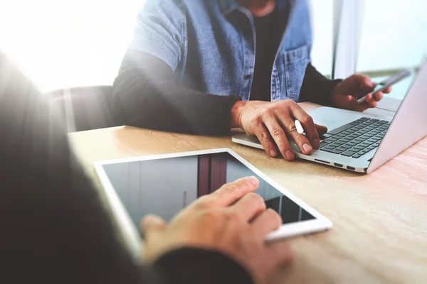 Zwei Kollegen Webdesigner diskutieren über Daten und digitales Tablet ein — Stockfoto