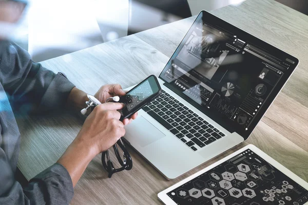 Doctor working with digital tablet and laptop computer with smar — Stock Photo, Image