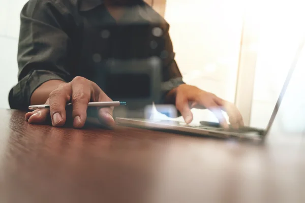 Primo piano di mano uomo d'affari che lavora sul computer portatile con così — Foto Stock