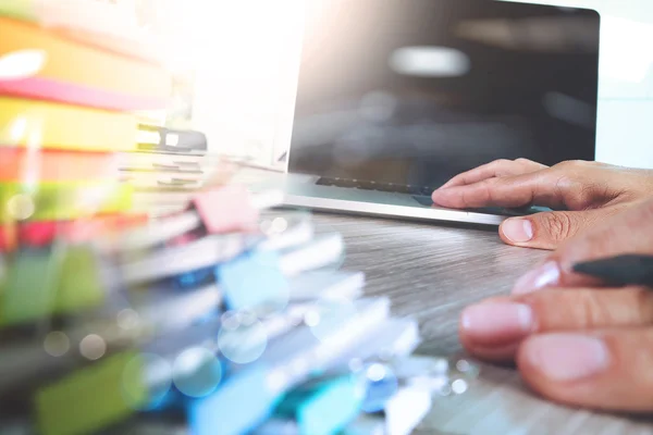 Zakelijke documenten op kantoor tafel met slimme telefoon en digitale — Stockfoto