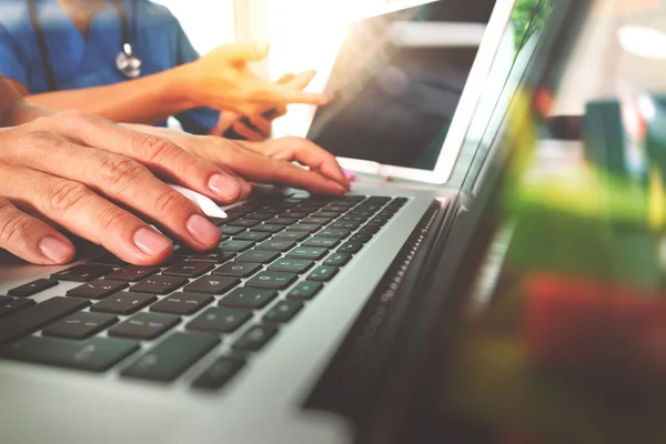 Médico médico mano trabajando con la computadora moderna y pr digital — Foto de Stock