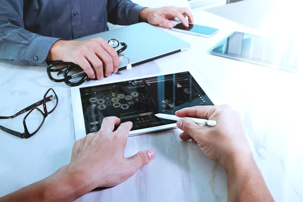 Conceito de reunião de equipe de tecnologia médica. Médico mão wor — Fotografia de Stock