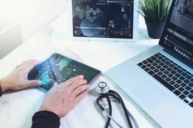 Doktor zeki ile dijital tablet ve dizüstü bilgisayar ile çalışma