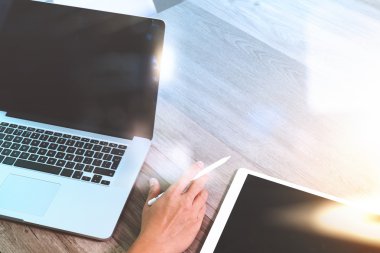 işadamı el Stylus kalem dijital tablet akıllı ph ile çalışma