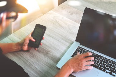 Tasarımcı el çalışma ve akıllı telefon ve boş ekran dizüstü bir