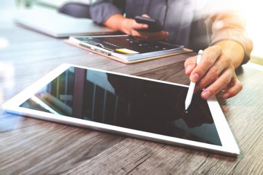 İşadamı el dijital tablet dokunmadan. Fotoğraf Finans Yöneticisi w