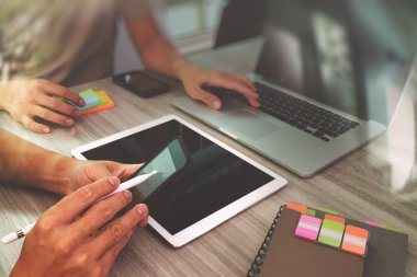 Tasarımcı el dijital tablet bilgisayar ve akıllı pho ile çalışma