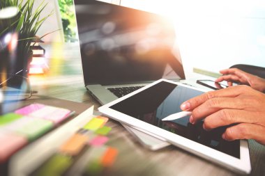 boş ekran dijital tablet bilgisayar ile çalışan işadamı bir