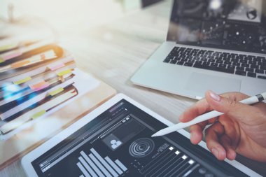 Web sitesi tasarımcısı dijital tablet ve bilgisayar laptop ile çalışma