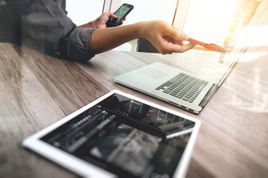 İşadamı el dijital tablet dokunmadan. Fotoğraf Finans Yöneticisi w