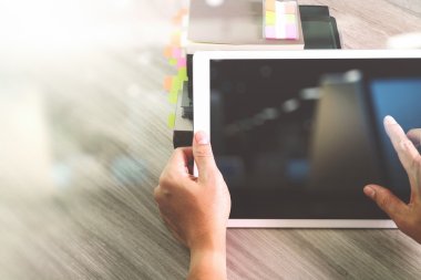 Web sitesi tasarımcısı çalışma boş ekran dijital tablet ve kitap w