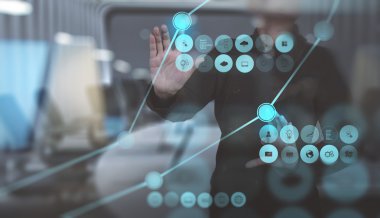 Modern teknoloji üzerinde çalışan işadamının çifte maruziyeti 