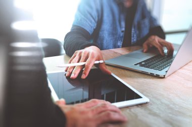 iki meslektaşım web tasarımcısı veri ve dijital tablet tartışırken bir