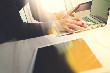 İşadamı el dijital tablet dokunmadan. Fotoğraf Finans Yöneticisi w