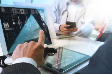 Tıbbi teknoloji ağ takım toplantı kavramı. Doktor el wor