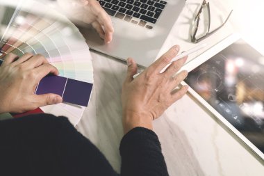 iki meslektaşım web tasarımcısı veri ve dijital tablet tartışırken bir