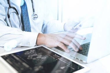 Tıbbi teknoloji kavramı. Doktor el ile modern digi çalışma