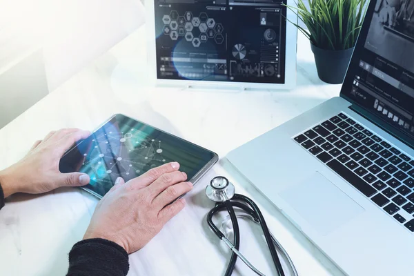 Médico trabalhando com tablet digital e computador portátil com smar — Fotografia de Stock