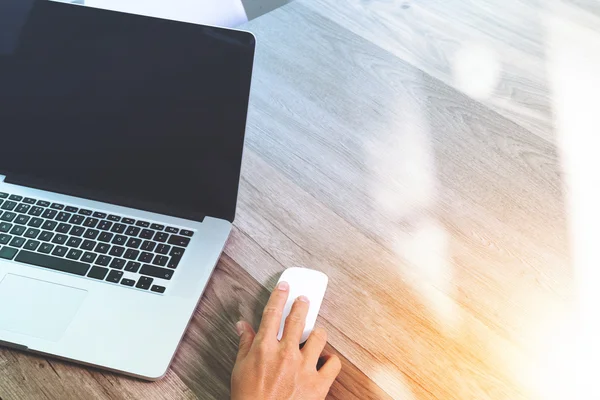 Hombre de negocios mano trabajando con lápiz lápiz digital tableta inteligente ph — Foto de Stock