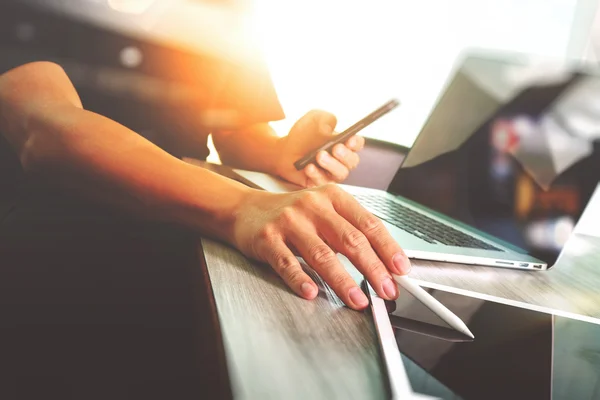 Designer mano di lavoro con computer portatile su scrivania in legno come res — Foto Stock