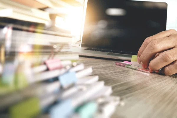 Documentos de negócios na mesa de escritório com telefone inteligente e digital — Fotografia de Stock