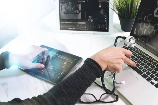 Médico trabalhando com tablet digital e computador portátil com smar — Fotografia de Stock