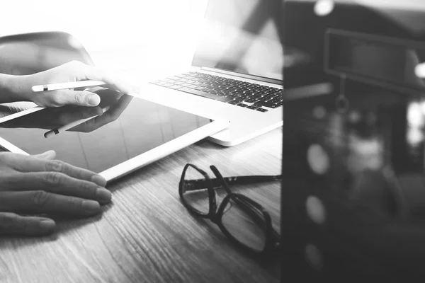 Website designer working blank screen digital tablet and compute — Stock Photo, Image