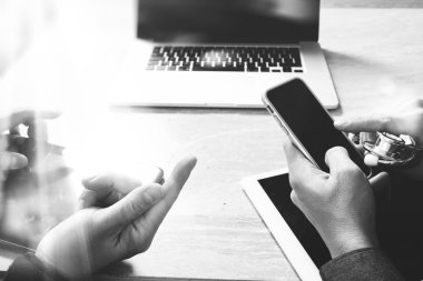 Tıbbi teknoloji ağ takım kavramı. Doktor el çalışma zekâ