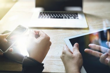 Sunu onun meslektaşları ve iş işadamı