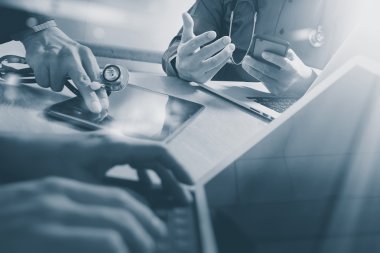 Tıbbi teknoloji ağ takım toplantı kavramı. Doktor el wor