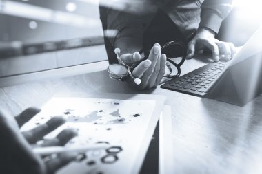 Tıbbi teknoloji ağ takım toplantı kavramı. Doktor el wor