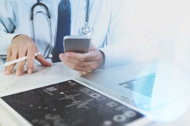 Tıbbi teknoloji kavramı. Doktor el ile modern digi çalışma