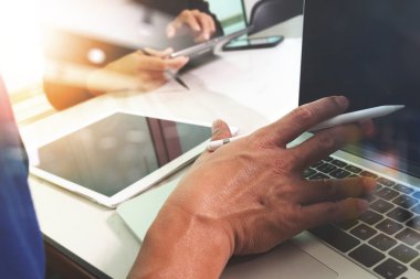 iki arkadaşları Web sitesi Tasarımcısı veri ve dijital tabl tartışıyor