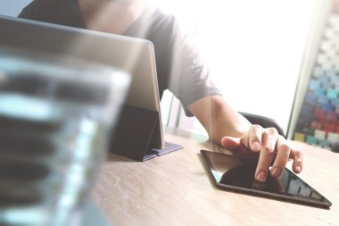 Web sitesi tasarımcısı dijital tablet klavye compute yerleştirme çalışma