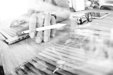 Fotoğraf yaratıcı tasarımcı iş konsepti. Adam çalışan yeni başlangıç p