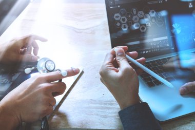 Tıbbi teknoloji ağ takım kavramı. Doktor el çalışma zekâ