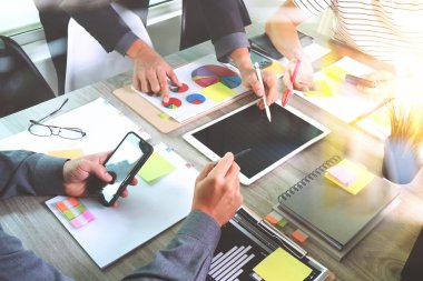 ofis masaları ile akıllı telefon ve dizüstü c üzerindeki iş belgeler