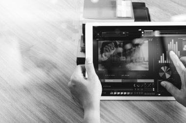 İşadamı el dijital tablet ile video konferans katılıyor 