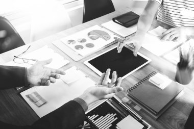 ofis masaları ile akıllı telefon ve dizüstü c üzerindeki iş belgeler