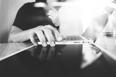 Web sitesi tasarımcısı dijital tablet ve bilgisayar dizüstü w üzerinde çalışma