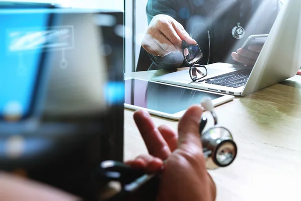 Medische technologie netwerk team meeting concept. Dokter hand wor — Stockfoto