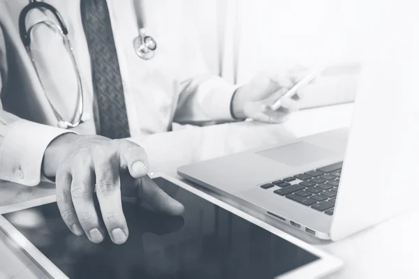 Concepto de tecnología médica. Mano de doctor trabajando con digi modernos — Foto de Stock