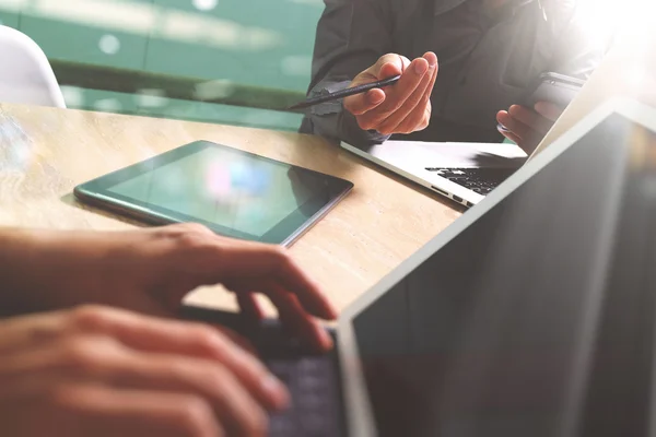 Riunione del team di lavoro presente. Foto professionale investitore worki — Foto Stock