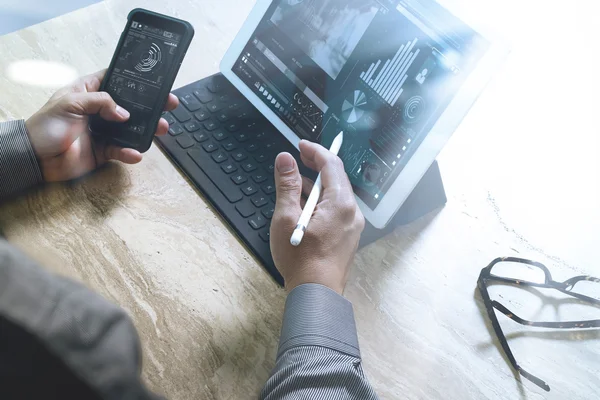 Hombre de negocios concepto de trabajo a mano. Foto inversor trabajando con ne — Foto de Stock