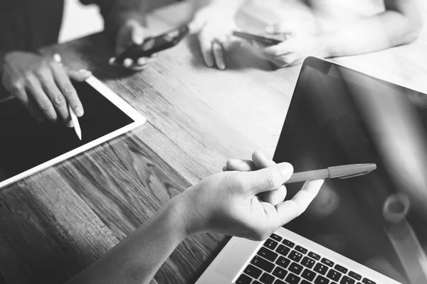 Teamwork-Konzept, Geschäftsmann Hand Teilnahme an Videokonferenz in — Stockfoto