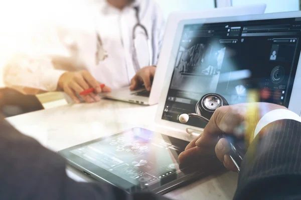 Conceito de equipe de rede de tecnologia médica. Médico mão trabalhando sagacidade — Fotografia de Stock