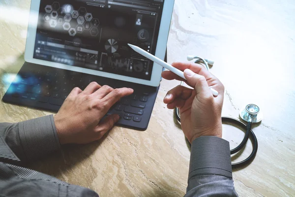 医療技術コンセプト。医師の手が現代のデジタルでの作業 — ストック写真