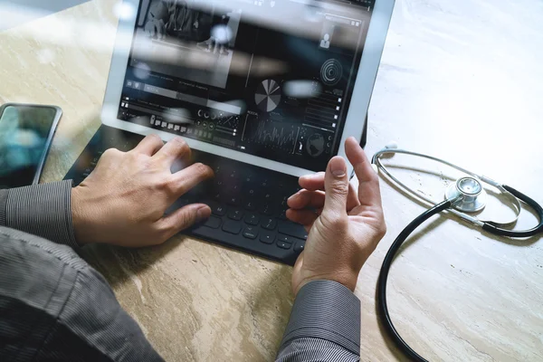 Concept de technologie médicale. Main de médecin travaillant avec des digi modernes — Photo