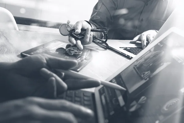 Medical technology network team meeting concept. Doctor hand wor — Stock Photo, Image